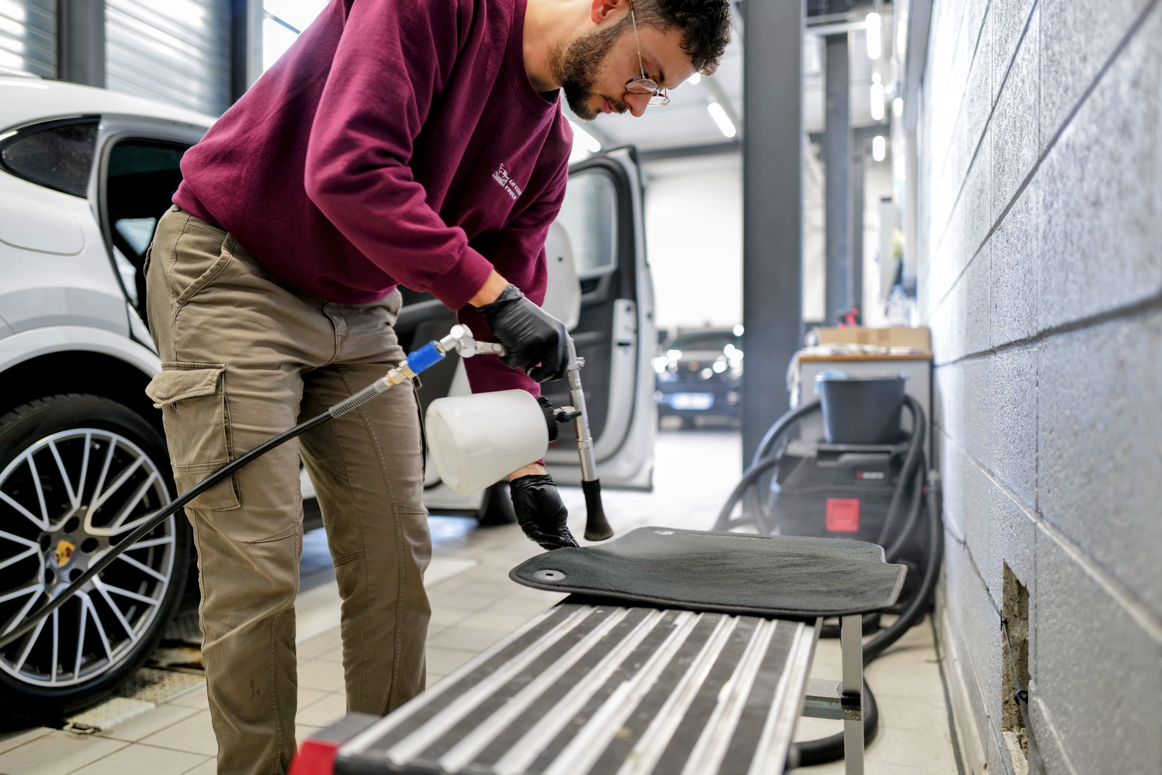 Détail du nettoyage professionnel d'une carrosserie de véhicule de prestige