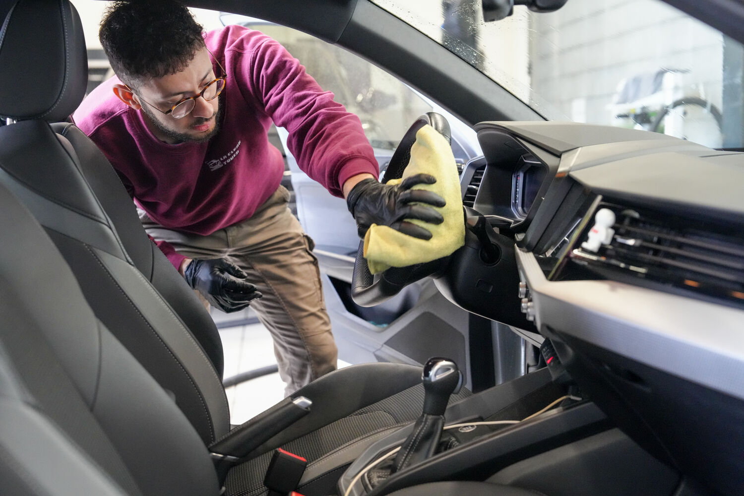 La Clean Touch au centre Porsche entouré de véhicules de prestige